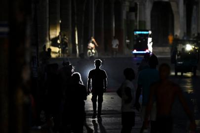 Günde 22 saat elektrik kesiliyor. Protestolar patladı, halk sokaklara döküldü
