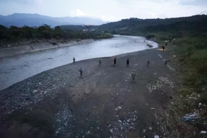 Hatay’da Karaçay Nehri’nde kaybolan 2 genç için arama çalışmaları sürüyor