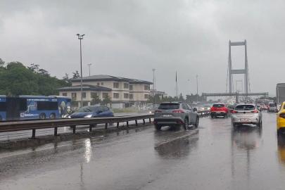 İstanbul'da sağanak etkili oldu: Trafik durma noktasına geldi
