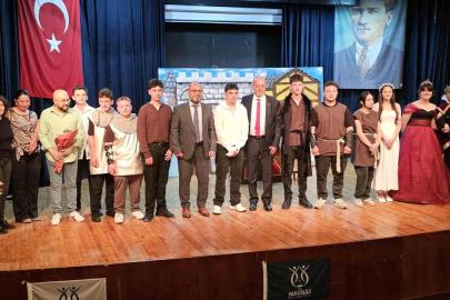 Meslek liseliler 'Hamlet'le sahneye çıktı