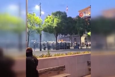 Sırbistan'da ortalık karıştı: İktidar karşıtı protestocular polisle çatıştı