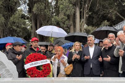 Sırrı Süreyya Önder'e anma töreni. Siyaset ve sanat dünyasından çok sayıda kişi mezarı başındaydı