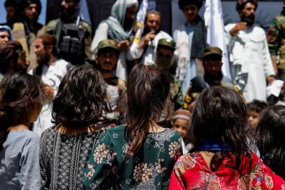 Taliban’dan tepki çeken karar. Kız çocuklarının sessizliği “rıza” sayılacak