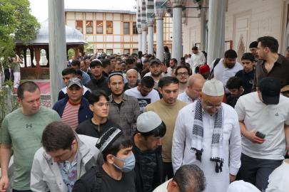 Yoğunluk nedeniyle bayram namazı 3 kez kılındı. "Müslümanlar camimize akın etti"