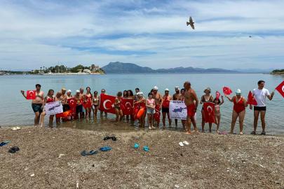 Yüzme sporcuları 'Bir Çift Mavi Gözün Işığında' sloganıyla kulaç attı