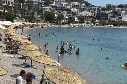 Bodrum'da sahiller doldu, tatilciler denize girdi