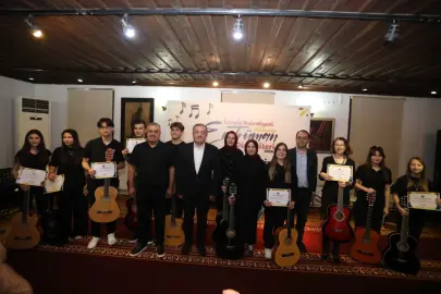 Bursa İnegöl'de gitar kursu kursiyerleri sertifikalarını aldı