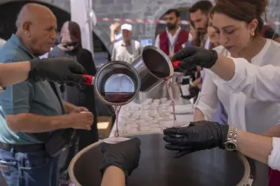 Diyarbakır'da Ulu Cami önünde reyhan şerbeti ikramı