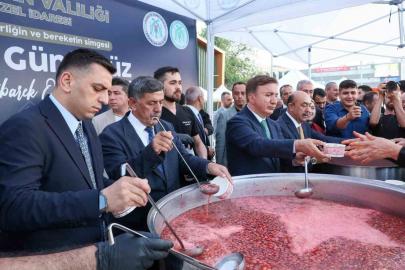 Erzincan’da vatandaşlara aşure ikram edildi