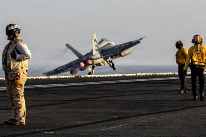 İran'da düşen ABD uçağının pilotu konuştu. "Havada tek organizma gibi hareket eden dron sürüsü gördüm"