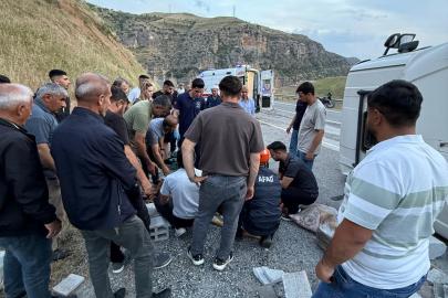 Siirt’te tır devrildi: Araçta sıkışan sürücü kurtarıldı