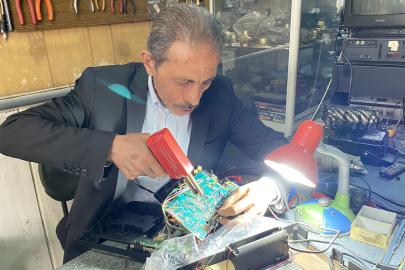 74 yaşındaki Necip usta yarım asırdır geçmişin sesini onarıyor. 50 yıllık dükkanda imkansızı başarıyor