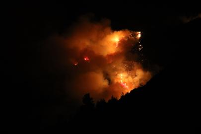 Antalya Kaş'ta orman yangını sürüyor. Gece olunca hava desteği durdu