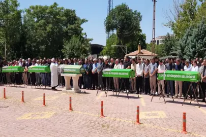 Antalya'daki katliam gibi kazada yaşamını yitiren beş kişiye gözyaşlarıyla veda