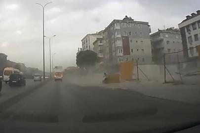 Avcılar E-5 yan yolda inşaat bariyerleri fırtınada böyle uçtu