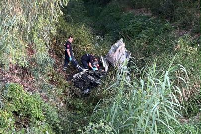 Bariyerlere çarpıp şarampole yuvarlanan otomobilin sürücüsü öldü