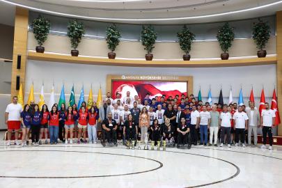 Başkan Vekili Özdemir şampiyon sporcuları ağırladı