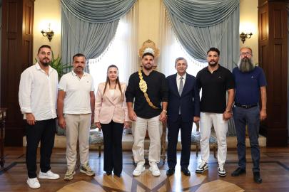 Başpehlivan Taş'tan Vali Şahin'e ziyaret