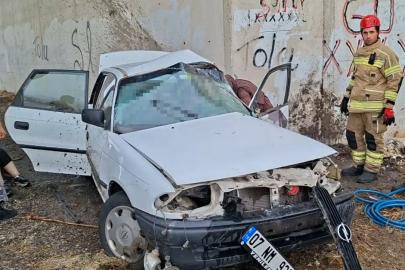 Bursa'da feci kazada 3 kişi öldü. Otomobil köprü altındaki beton duvara çarptı