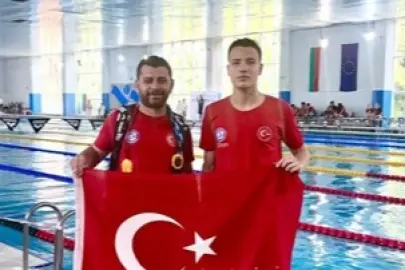 Denizli Büyükşehir Belediyesporlu yüzücüler altın madalyaları topladı