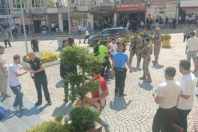 Duruşmada başlayan kavga sokağa taşındı: Biri polis üç yaralı