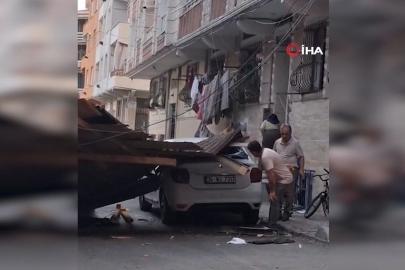 Fırtınada çatı sokağa uçtu: "Karşı binanın çöktüğünü sandım"