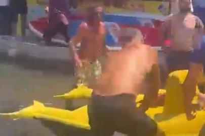 Kılıç balığını kuyruğundan çekip sahile çıkardı; o anlar kamerada