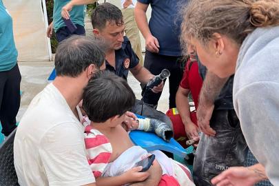 Kolu havuzun emiş borusuna sıkışan 4 yaşındaki çocuk, itfaiye ekiplerince kurtarıldı