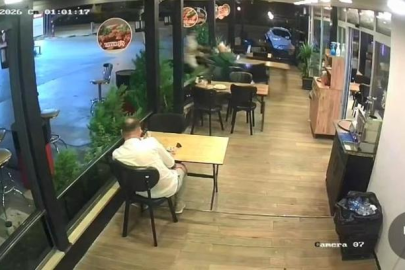 Korkunç kaza: Motosiklet, lokantadaki müşteriye çarptı