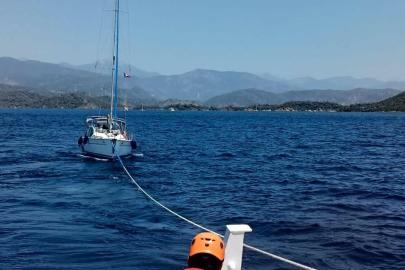 Muğla'da makine arızası nedeniyle sürüklenen tekne kurtarıldı