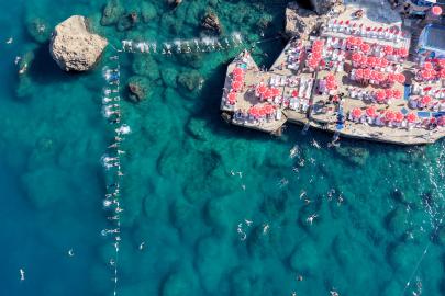 Plajda su cimnastiği