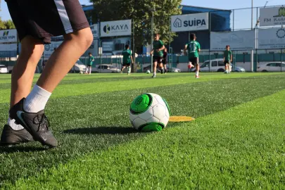 Sakarya Büyükşehir'in yenilediği zeminde ilk düdük çaldı