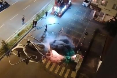 Şarj istasyonunda elektrikli otomobil alev aldı. Yangın battaniyesi ile müdahale