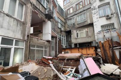 Şişli’de binanın duvarı çöktü, mahalleli deprem oldu zannetti