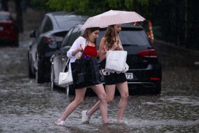 Su baskınlarına dikkat. İstanbul'da sağanak yağış başladı