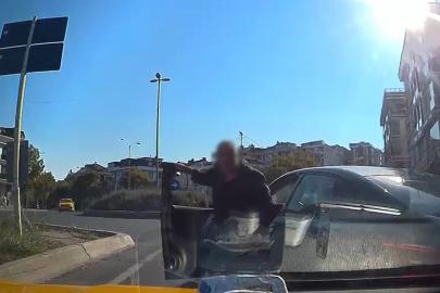 Trafik magandası taksicinin önünü kesip aracını yumrukladı