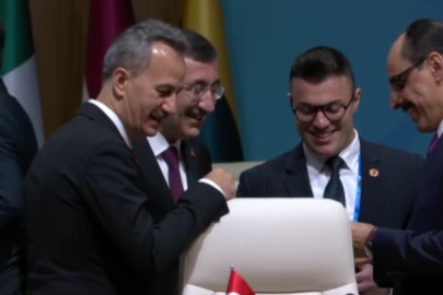 Yakından incelediler. Cumhurbaşkanı Erdoğan'ın kalemi ilgi odağı oldu