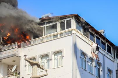 Yangında teras korkuluğundan sarkıp, kurtarılmayı beklediler