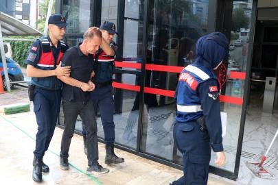 Alanya'da eşini ve kayınvalidesini bıçaklayan şüpheli adliyede