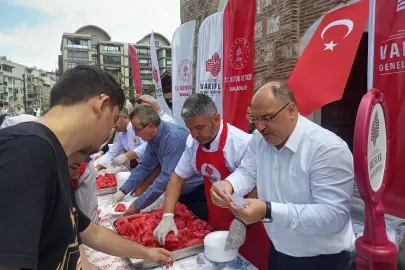 Bursa Emir Sultan Külliyesi’nde karpuz ikramı