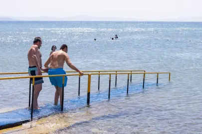 İzmir’de engelli yurttaşlar denizle buluşuyor