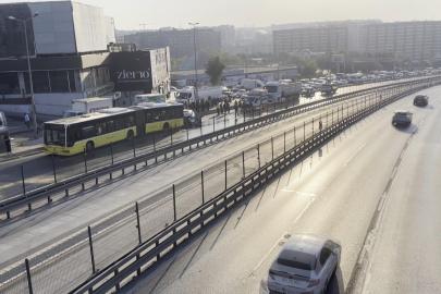 Küçükçekmece'de otomobil, İETT otobüsüne çarptı. 3 kişi hayatını kaybetti
