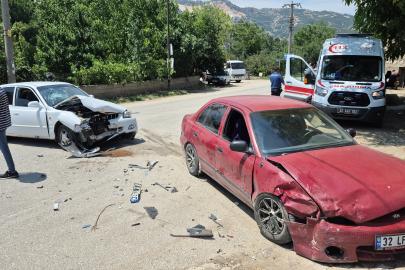 Otomobiller kafa kafaya çarpıştı: 4 yaralı