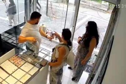 325 bin liralık altın ve gözlük çalan 2 kadın Bulgaristan’a kaçtı