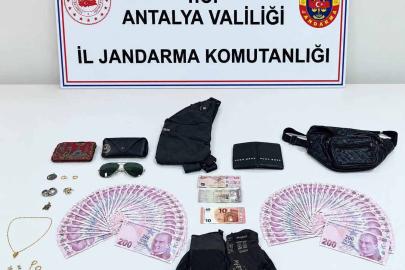 Araçtan hırsızlık şüphelileri yakalandı: 2 tutuklu