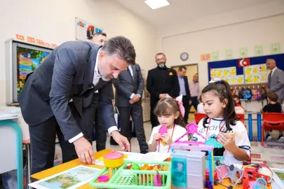 Bursa'da  Başkan Vekili Biba, öğrencilerin ilk ders heyecanına ortak oldu