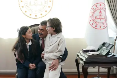 Cumhurbaşkanı Erdoğan ile şarkı söylemişlerdi... Bakan Tekin o çocukları ağırladı