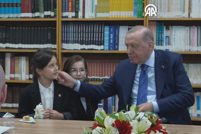Cumhurbaşkanı Erdoğan öğrencilerle türkü söyledi