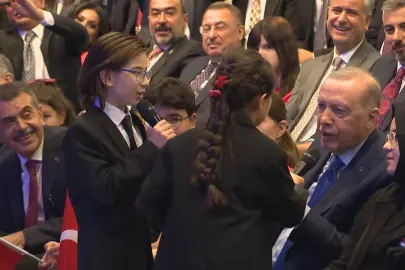 Cumhurbaşkanı Erdoğan’dan çocuklara türkü sürprizi... “Çayelinden Öteye”ye eşlik etti