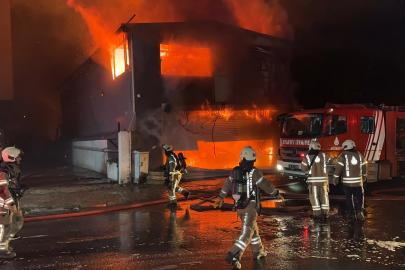 Esenyurt'ta iş yeri yangını. Lastikçi dükkanında çıktı, 5 iş yerine sıçradı